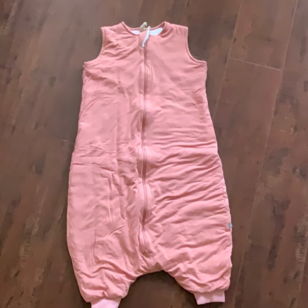 Kyte Baby sleep walker/romper in coral
new w/out tags 1.0 tog